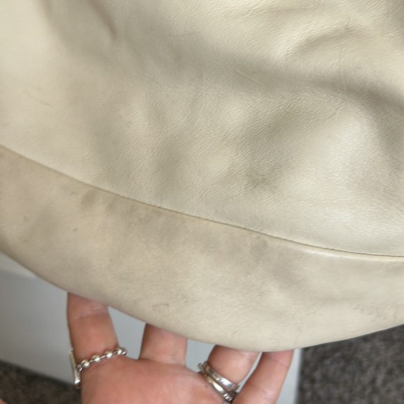 Gucci large hobo style purse w gold hardware inside is immaculate - Picture 2 of 7